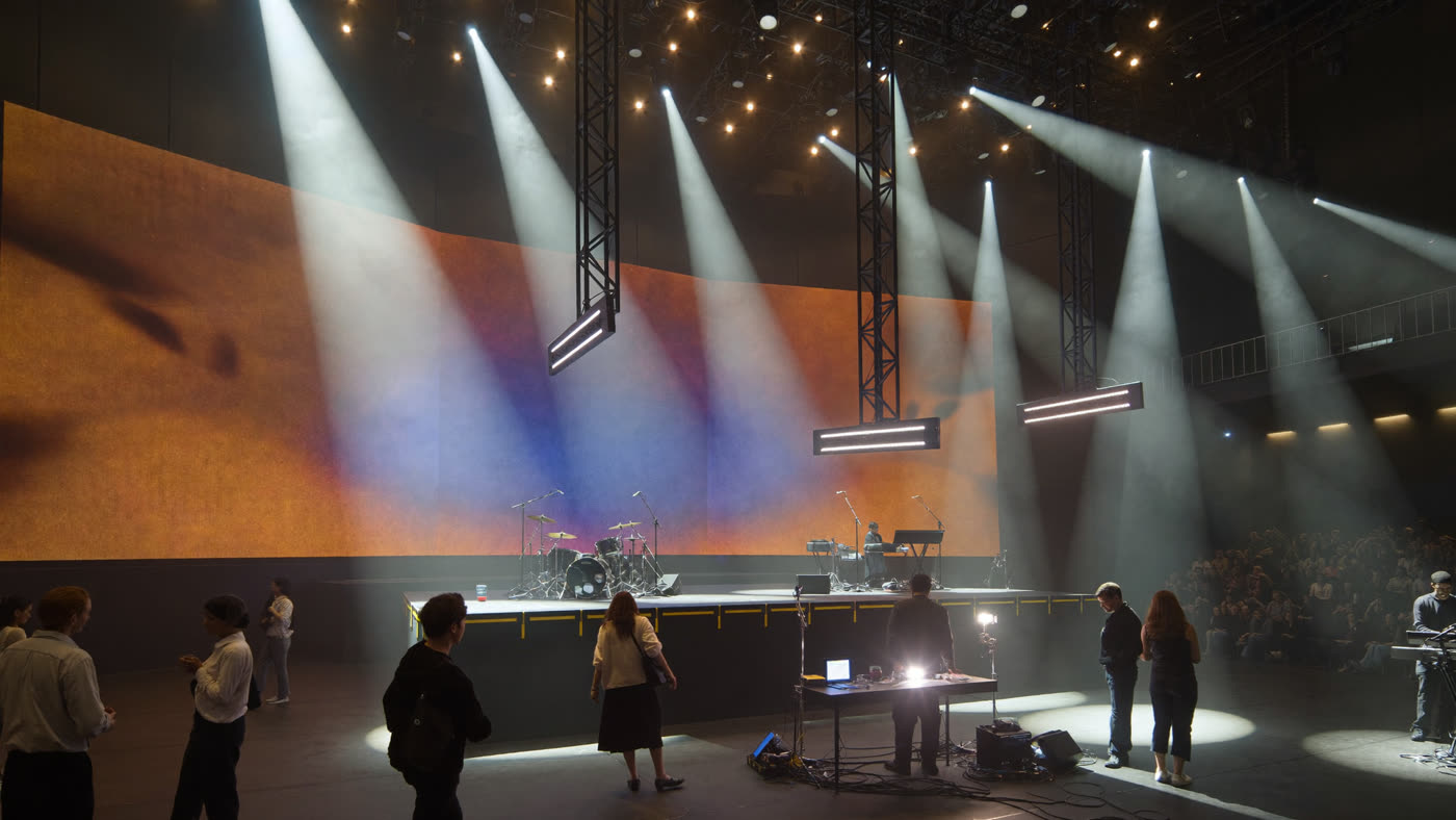 Escenario con reflectores y público